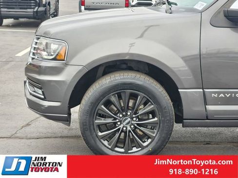 Used 2017 Lincoln Navigator Select image 8