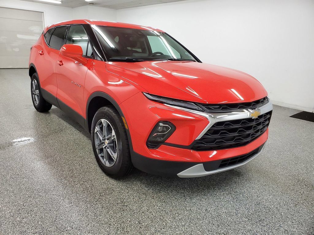 Used 2025 Chevrolet Blazer LT FWD image 3