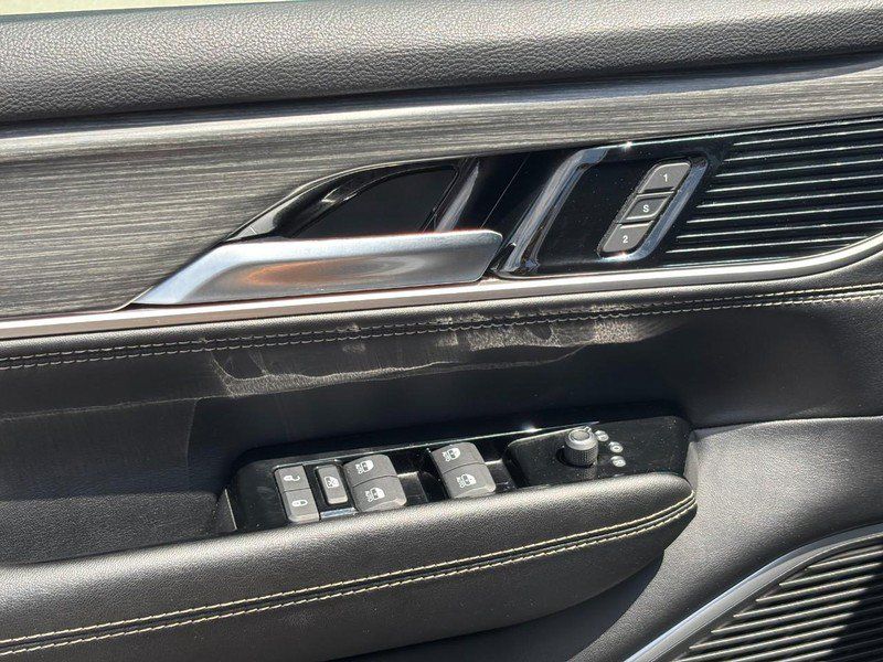 Used 2023 Jeep Wagoneer L Series II AWD/4WD image 17