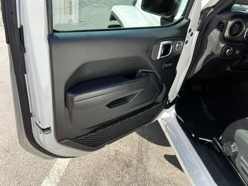 Used 2023 Jeep Gladiator Sport AWD/4WD image 17