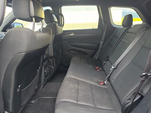 Used 2019 Jeep Grand Cherokee Laredo AWD/4WD image 23