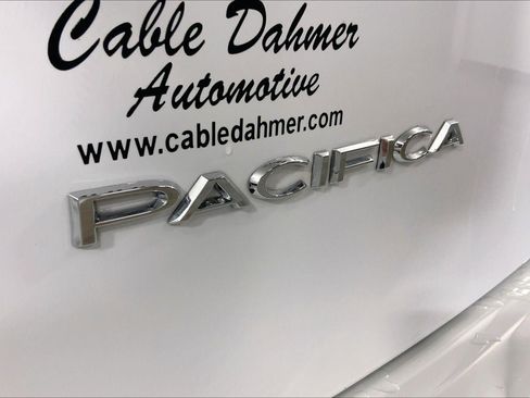 Used 2023 Chrysler Pacifica Touring-L FWD image 8