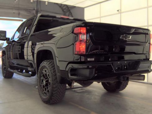 Used 2022 Chevrolet Silverado 2500 LT w/ Midnight Edition AWD/4WD image 5