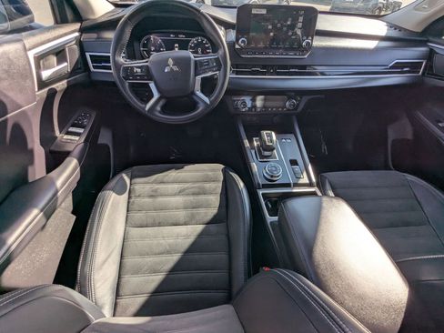 Used 2023 Mitsubishi Outlander SE image 28