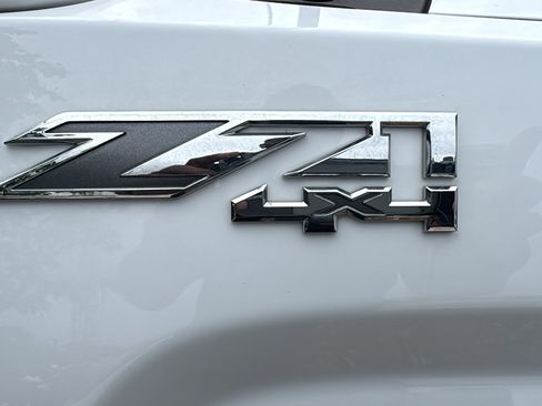 Used 2016 GMC Sierra 2500 SLT w/ Duramax Plus Package AWD/4WD image 11