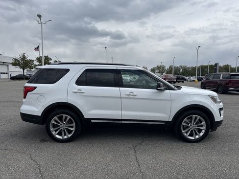 Used 2018 Ford Explorer XLT w/ Equipment Group 202A AWD/4WD image 9