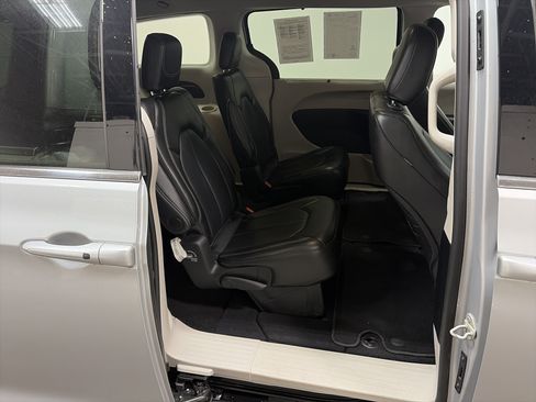 Used 2024 Chrysler Pacifica Touring-L FWD image 30