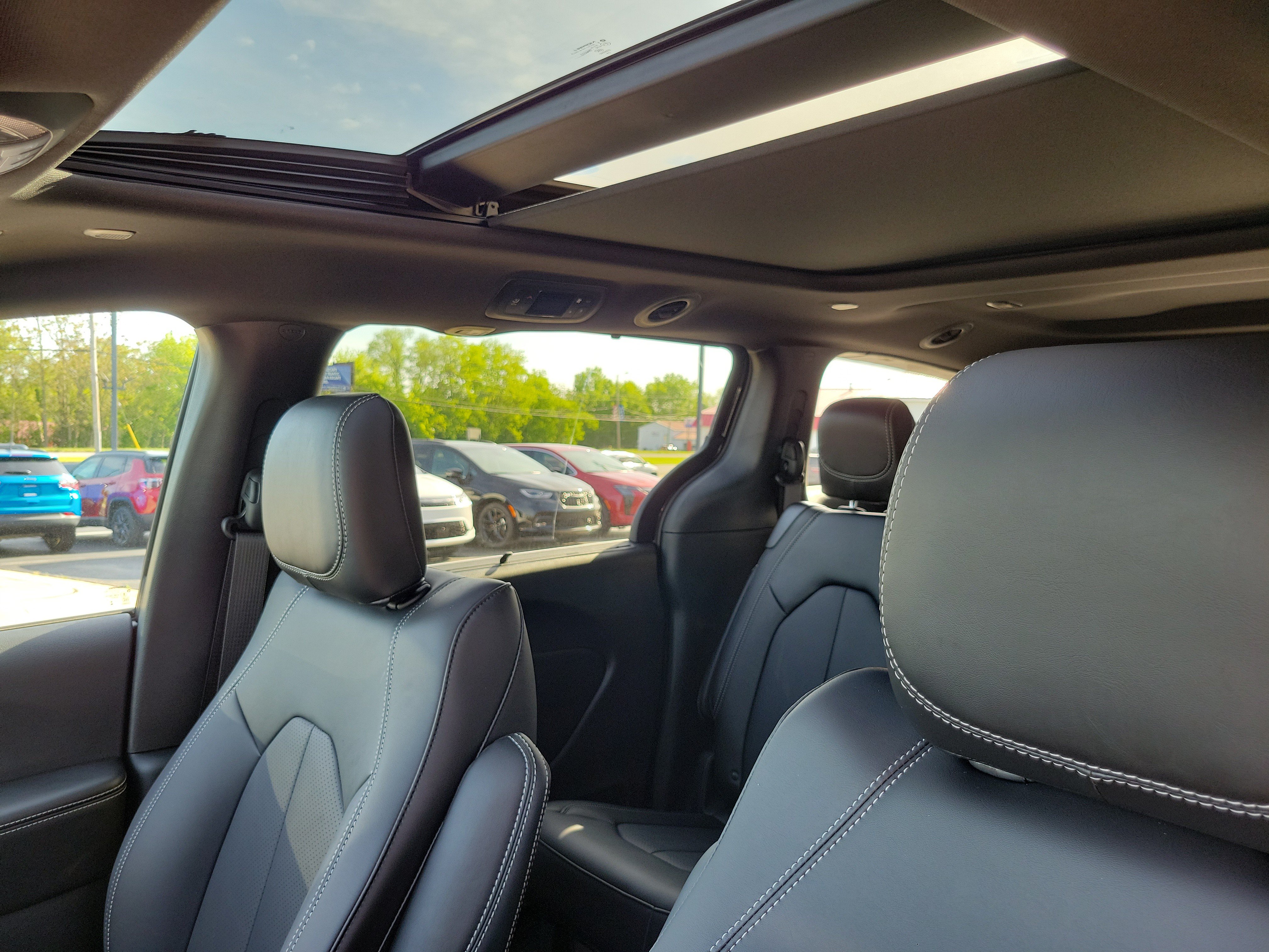 New 2027 Chrysler Pacifica Select w/ Family Tech Group FWD image 9