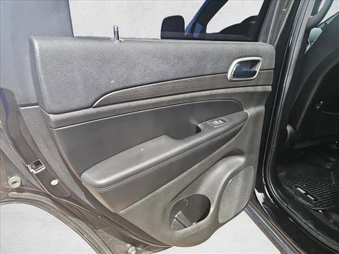 Used 2018 Jeep Grand Cherokee Laredo image 10