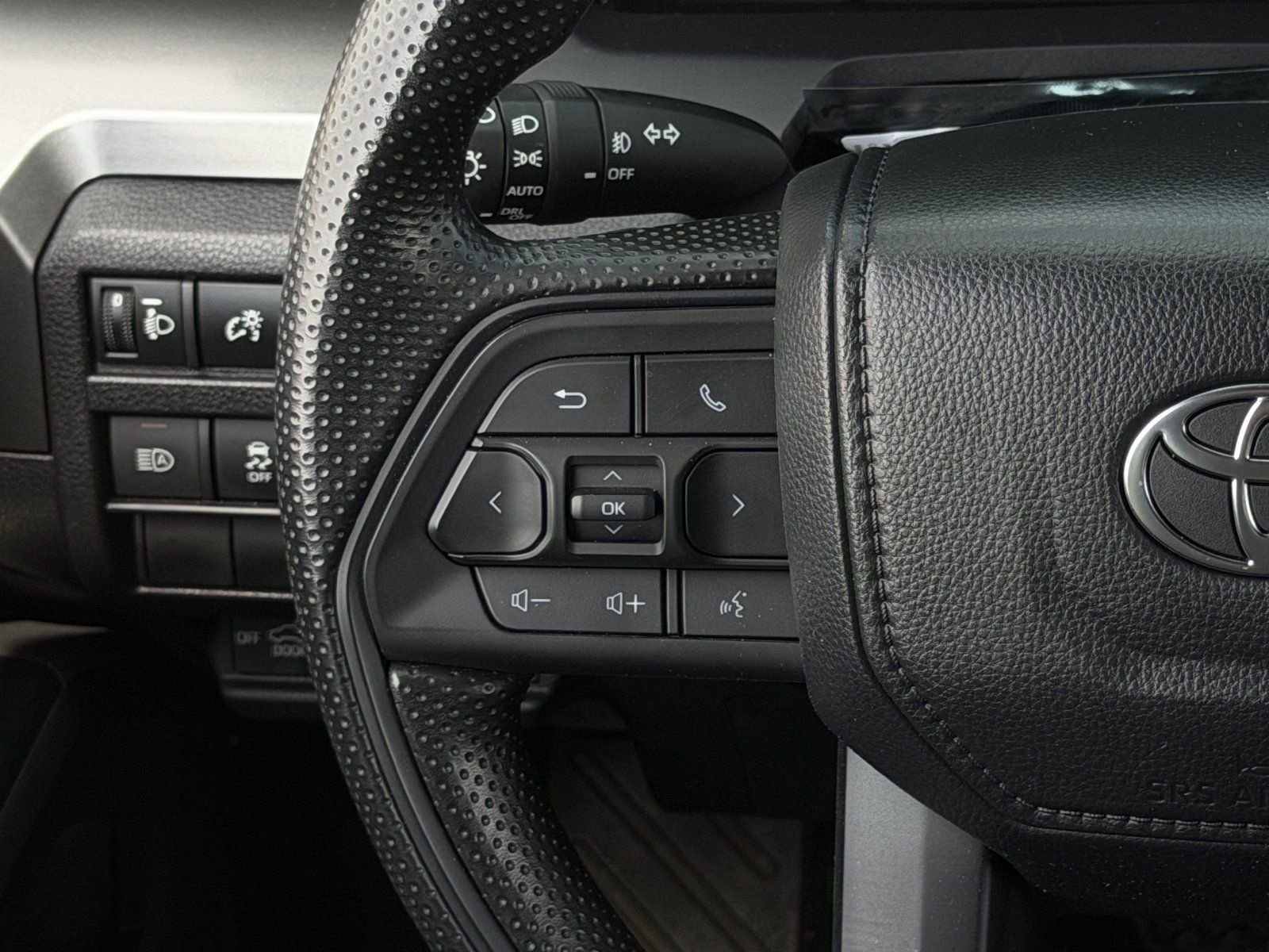 Used 2025 Toyota Tacoma SR5 AWD/4WD image 16