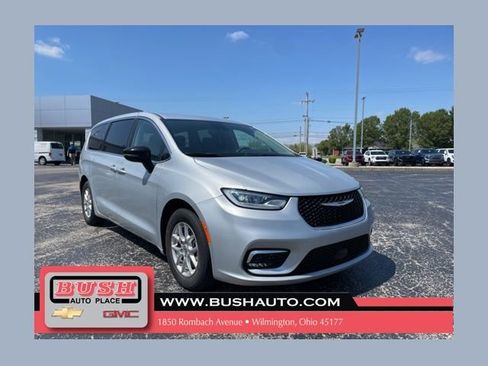 Used 2024 Chrysler Pacifica Touring-L FWD image 1