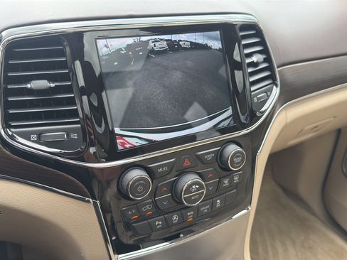Used 2019 Jeep Grand Cherokee Overland AWD/4WD image 18