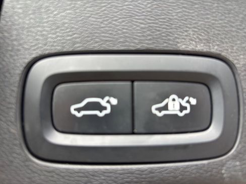 Used 2023 Volvo XC60 B5 Plus image 37