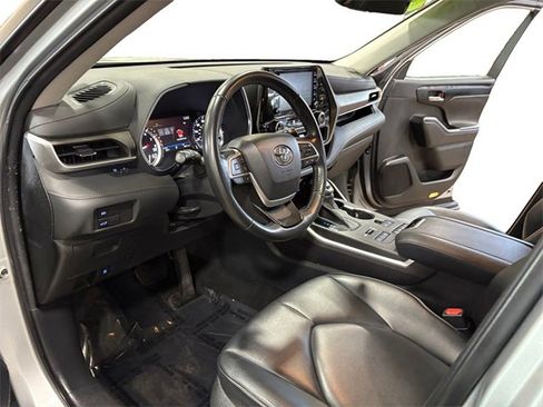 Used 2022 Toyota Highlander XLE image 9