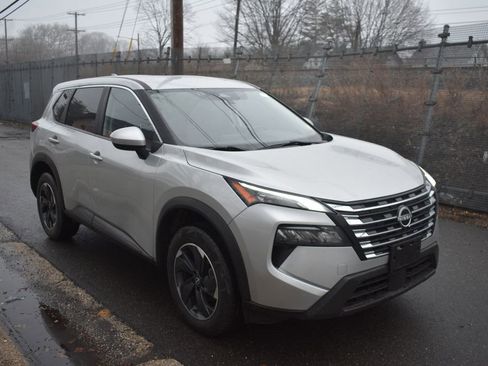 Used 2024 Nissan Rogue SV image 4