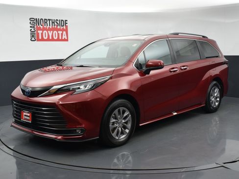 Used 2025 Toyota Sienna XLE FWD image 8