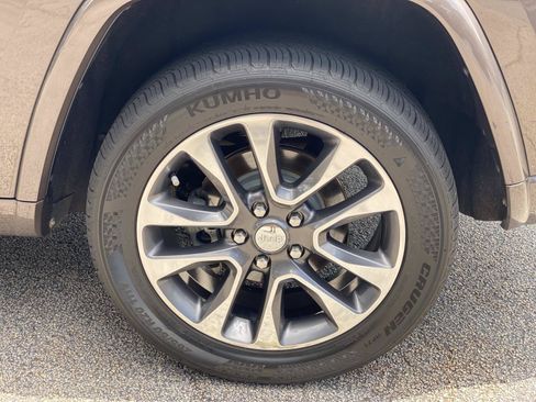 Used 2017 Jeep Grand Cherokee Overland w/ Jeep Active Safety Group RWD image 15