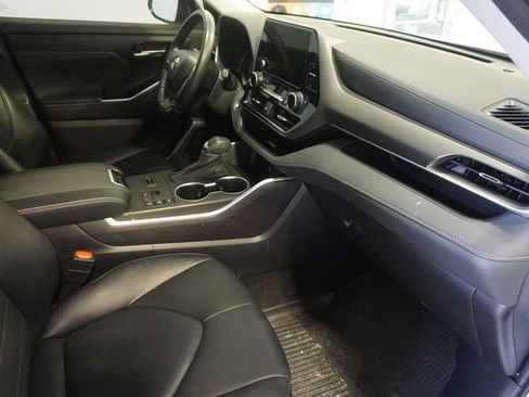 Used 2023 Toyota Highlander XLE AWD/4WD image 24