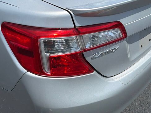 Used 2014 Toyota Camry SE FWD image 19