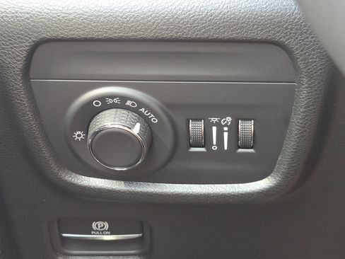 Used 2025 Jeep Grand Cherokee Laredo X RWD image 25