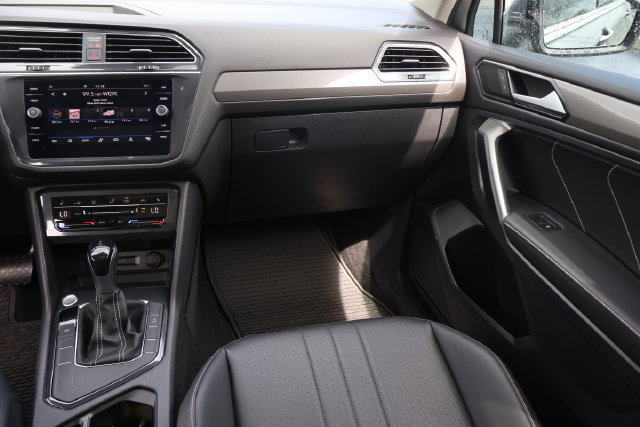 Certified 2023 Volkswagen Tiguan SE w/ Panoramic Sunroof Package FWD image 17