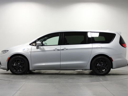 Used 2022 Chrysler Pacifica Touring-L w/ Uconnect Theater Family Group FWD image 7