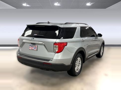 Used 2024 Ford Explorer XLT RWD image 9