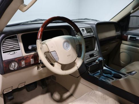 Used 2006 Lincoln Navigator 4WD image 17