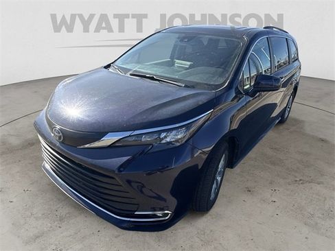 Used 2024 Toyota Sienna XLE image 1
