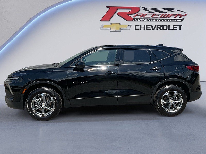 Used 2025 Chevrolet Blazer LT FWD image 2