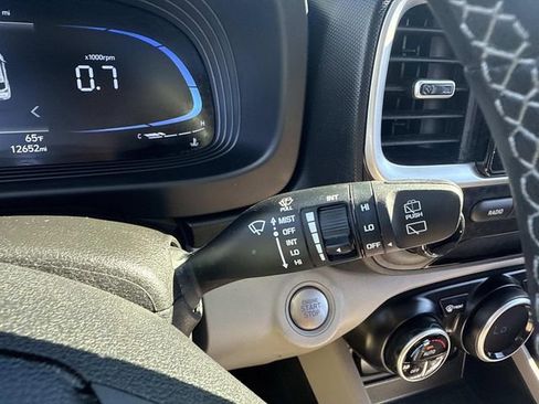 Used 2024 Hyundai Venue SEL image 32