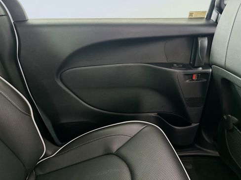 Used 2025 Chrysler Pacifica Premium FWD image 26