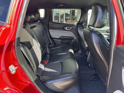 Certified 2025 Jeep Compass Latitude image 36