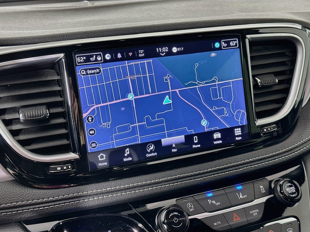 Certified 2025 Chrysler Pacifica Limited FWD image 21