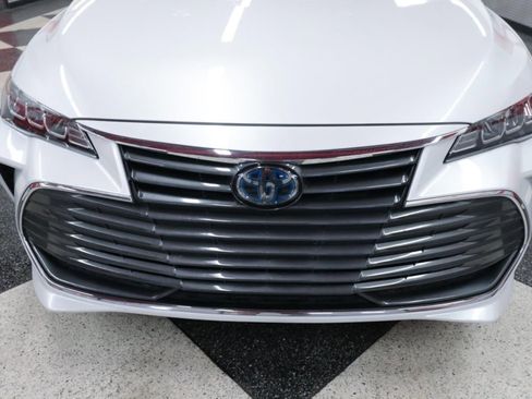 Used 2021 Toyota Avalon XLE w/ Moonroof Package image 4