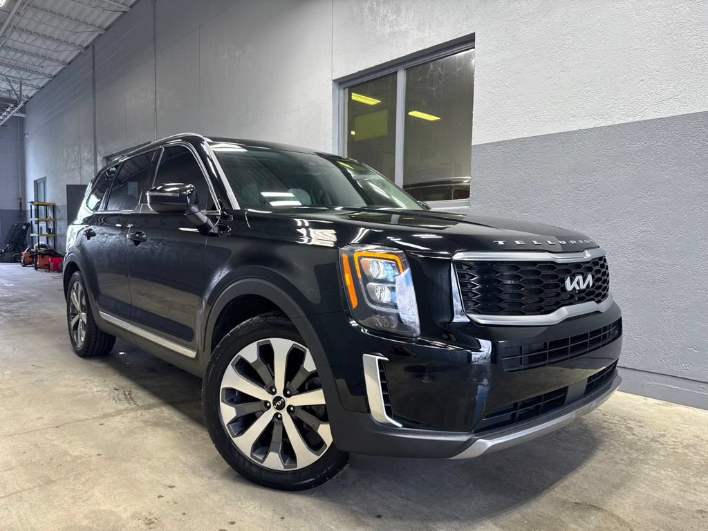 Used 2022 Kia Telluride EX w/ EX Premium Package FWD image 2