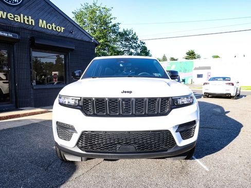 Used 2023 Jeep Grand Cherokee Altitude AWD/4WD image 2