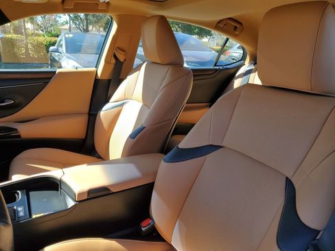 Used 2024 Lexus ES 300h w/ Premium Package image 21