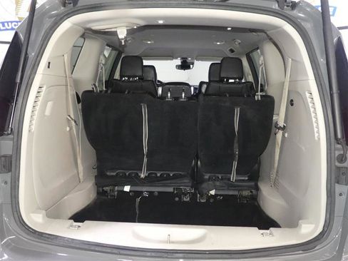 Used 2023 Chrysler Pacifica Touring-L FWD image 9