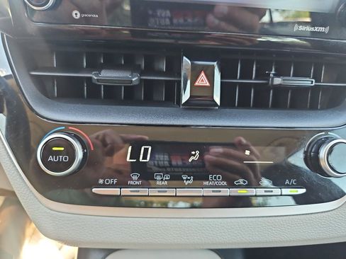 Used 2021 Toyota Corolla LE FWD image 30