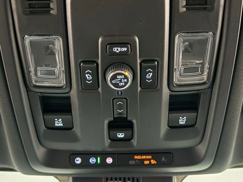 Used 2025 Chevrolet Tahoe High Country AWD/4WD image 31