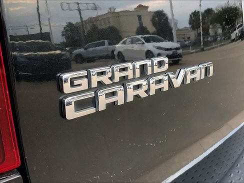 Used 2020 Dodge Grand Caravan SE w/ UConnect Hands-Free Group image 32
