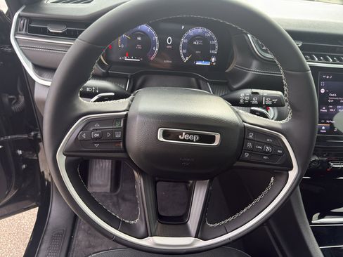 Used 2025 Jeep Grand Cherokee L Altitude AWD/4WD image 15