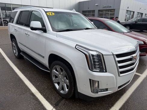 Used 2018 Cadillac Escalade Luxury image 3