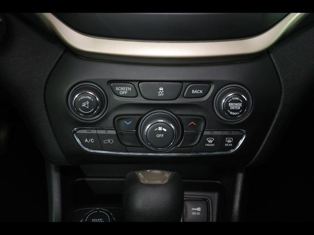Used 2015 Jeep Cherokee Latitude AWD/4WD image 19