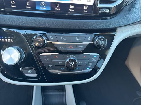 Used 2024 Chrysler Pacifica Touring-L FWD image 36