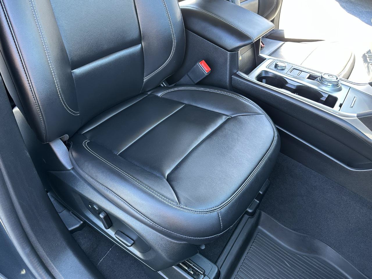 Used 2022 Ford Explorer XLT w/ Equipment Group 202A AWD/4WD image 48