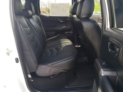 Used 2017 Toyota Tacoma TRD Sport AWD/4WD image 33