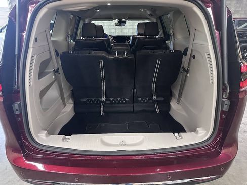 Used 2023 Chrysler Pacifica Touring-L AWD/4WD image 6