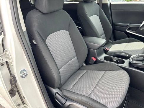 Used 2025 Kia Soul LX w/ LX Technology Package FWD image 27